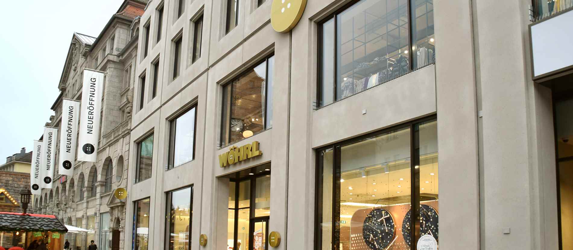 Das Modehaus Wöhrl in der Nürnberger Innenstadt mit auffälliger, hochwertiger Lichtwerbung zur Neueröffnung. Das elegante Schaufensterdesign und die modernen Leuchtelemente ziehen Kunden an und verleihen der Einkaufsstraße einen stilvollen Akzent.
