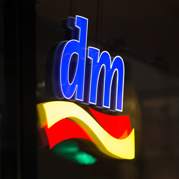 dm – Full-Service vom Bauschild bis zum Eingangsportal
