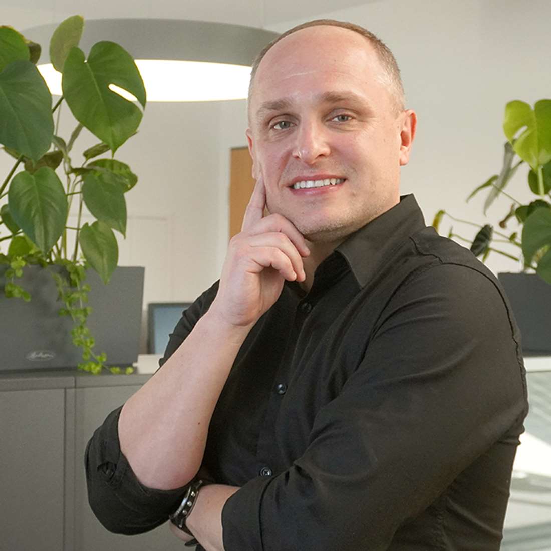 Ein kompetener Ansprechpartner für Lichtwerbung Dresden lächelt sympathisch