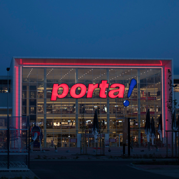 Porta – Sieben Meter hohe Einzelbuchstaben