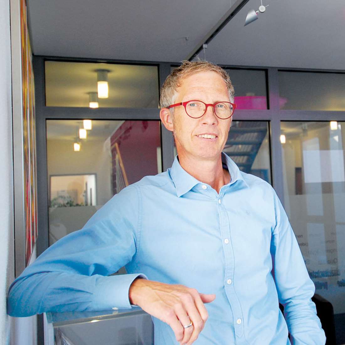 Kundenberater Andreas Renneke steht in der Zentrale von guttenberger+partner in Freystadt und lächelt