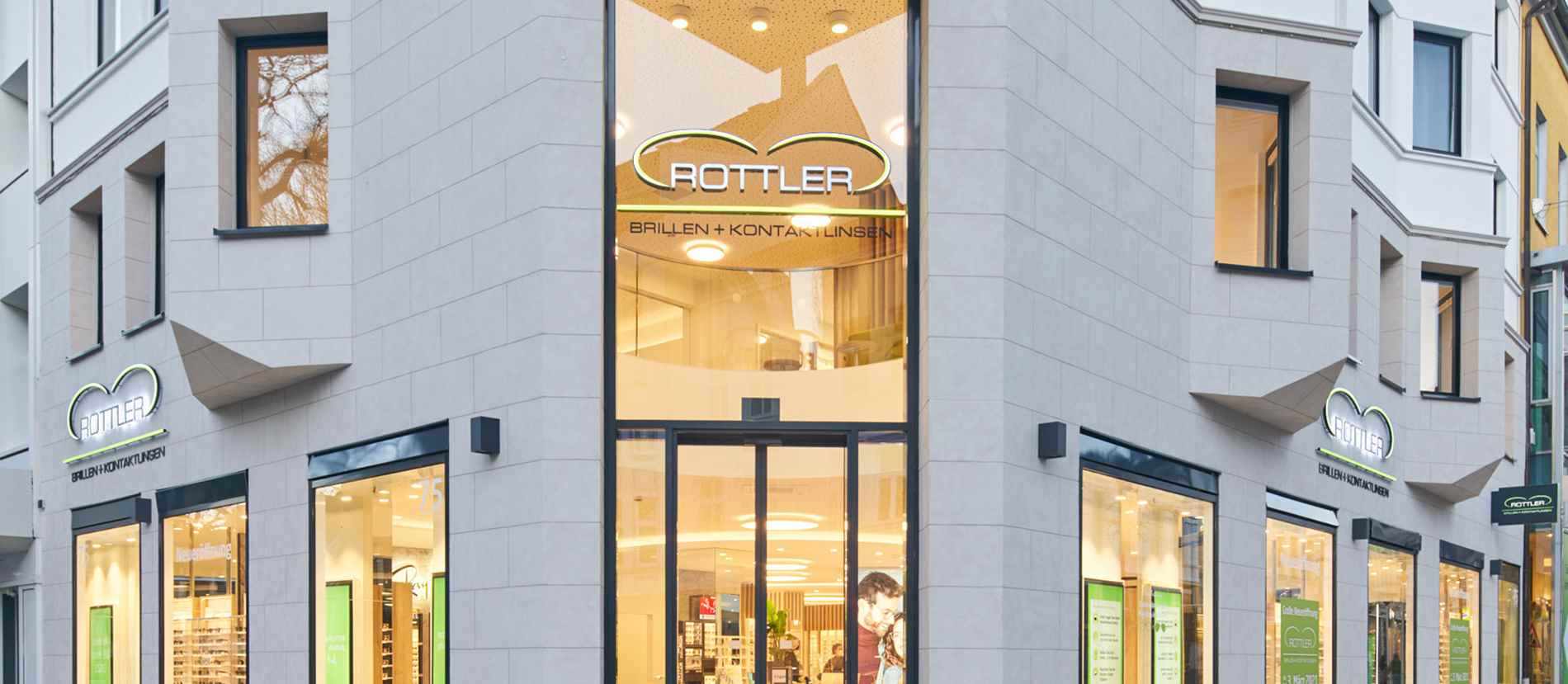 Neueröffnung des Rottler Optikfachgeschäfts in Arnsberg-Neheim. Die modern beleuchtete Fassade und das einladende Schaufensterdesign präsentieren das breite Angebot an Brillen und Kontaktlinsen. Der elegante Eingangsbereich und die hochwertige Lichtwerbung unterstreichen den professionellen Auftritt des Optikers.
