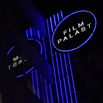 Filmpalast Köln mit traditioneller Neonkunst